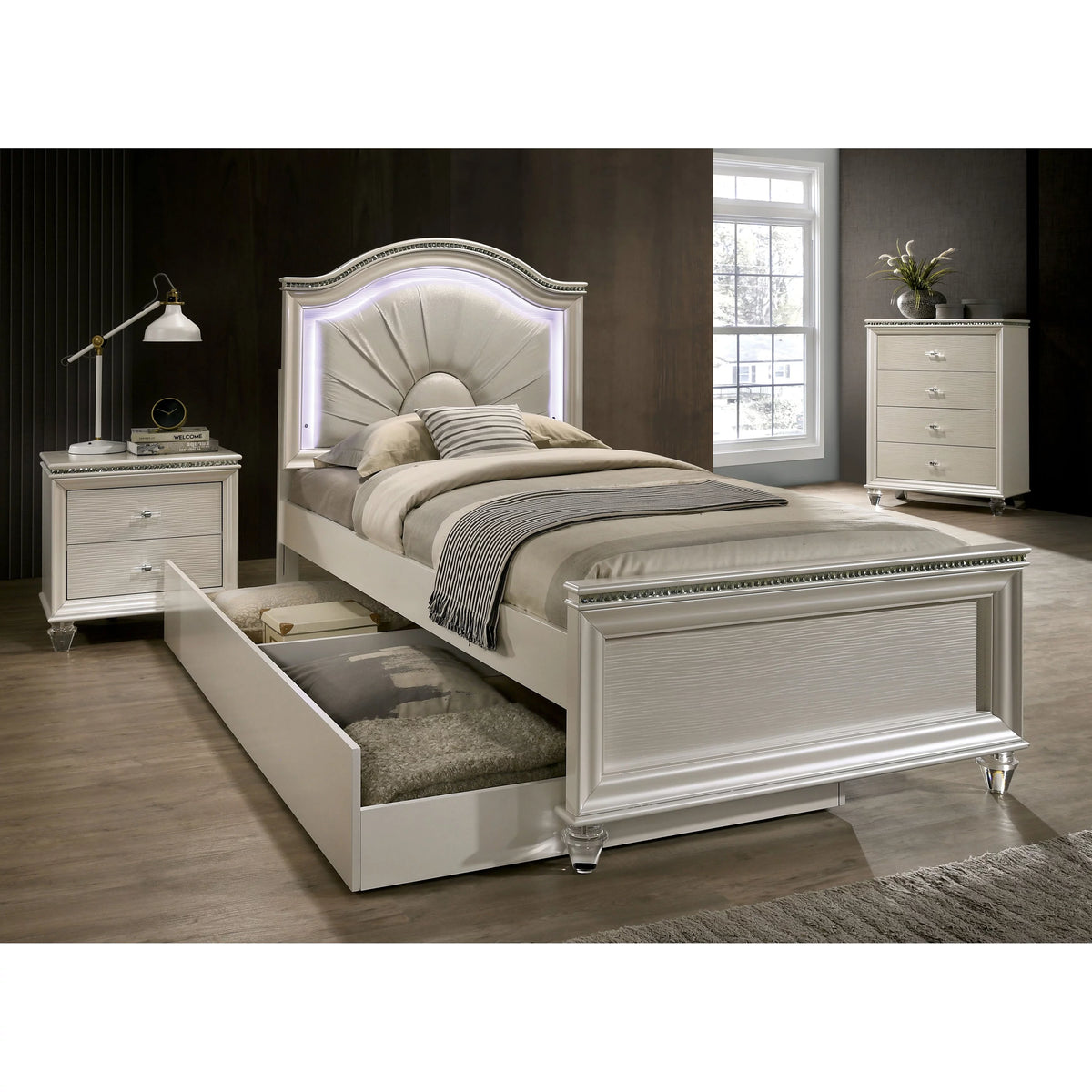 Pearl White 4-Drawer Chest K8885