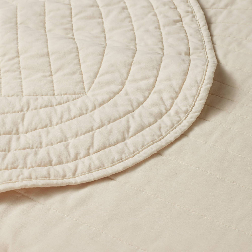 Cream Scalloped Edge Quilt F5453