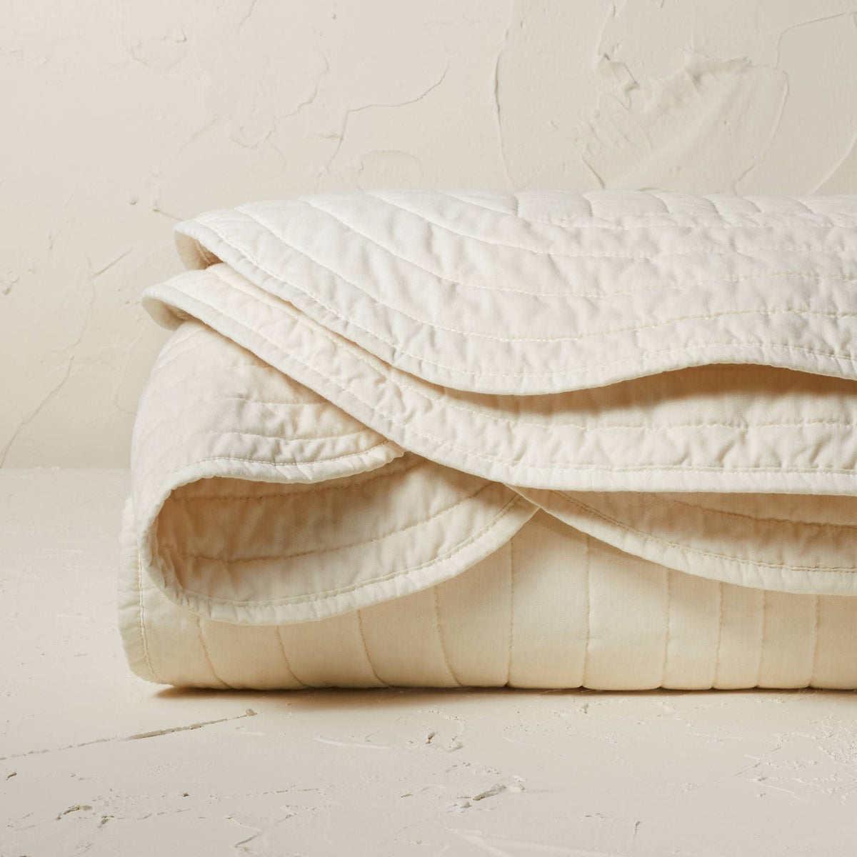 Cream Scalloped Edge Quilt F5453