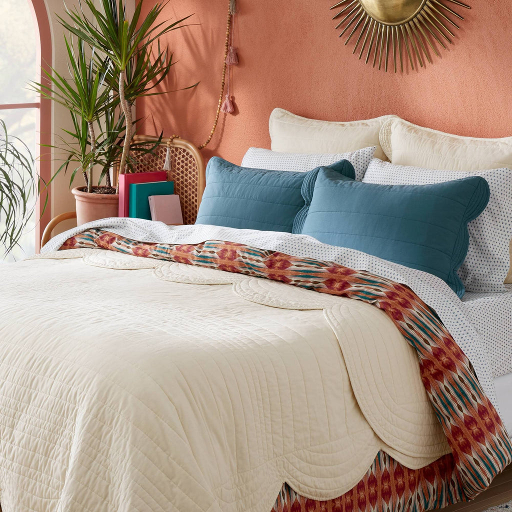 Cream Scalloped Edge Quilt F5453