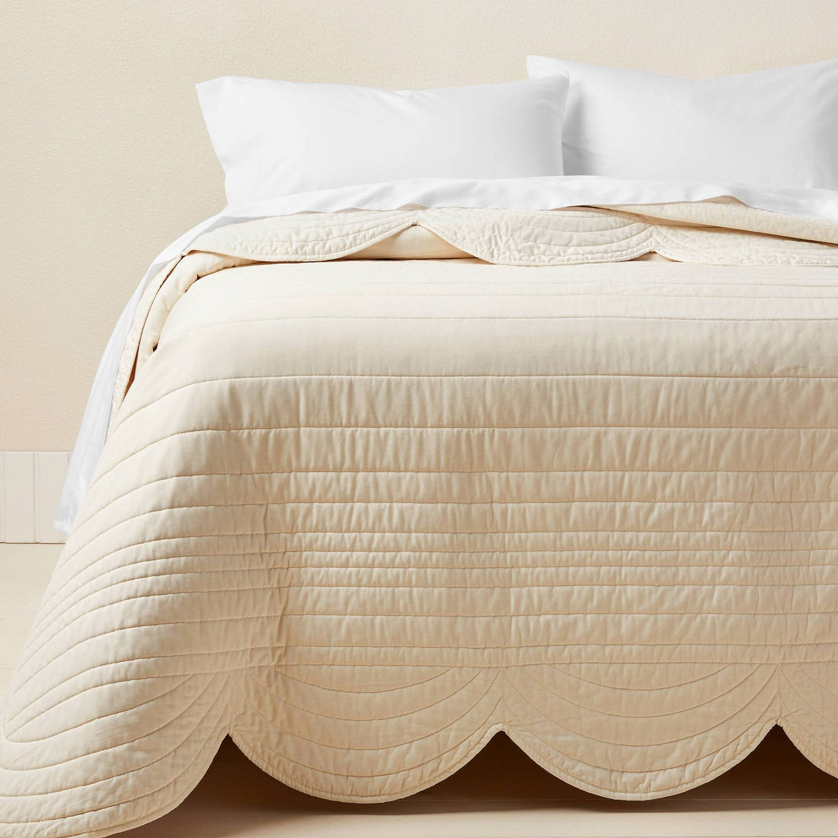 Cream Scalloped Edge Quilt F5453