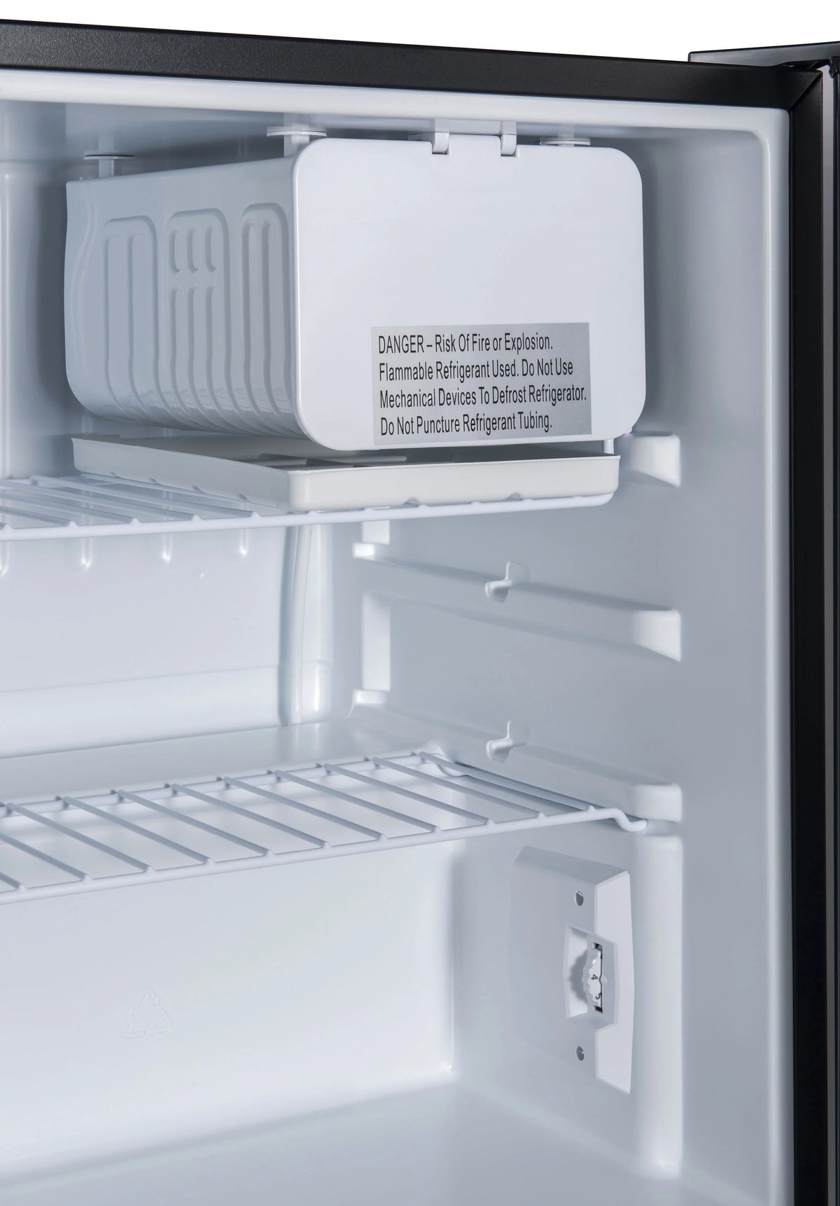 Black 2.7 Cu ft Single Door Mini Fridge Q7848